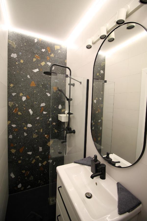 Modern Studio A Belvaros Koezepen Parkoloval- Kata Studioapartman Győr Zewnętrze zdjęcie