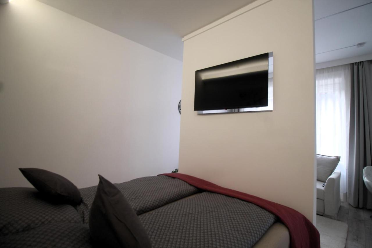 Modern Studio A Belvaros Koezepen Parkoloval- Kata Studioapartman Győr Zewnętrze zdjęcie
