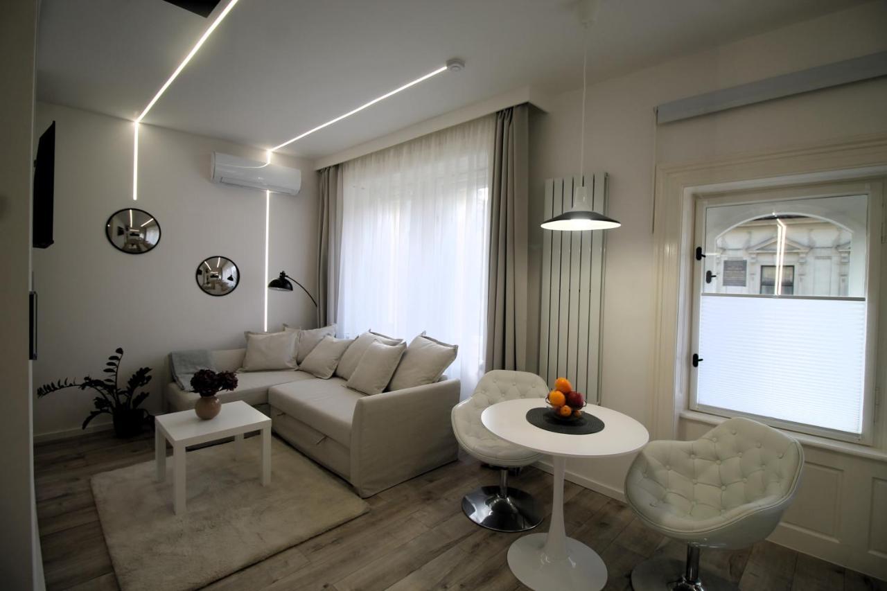 Modern Studio A Belvaros Koezepen Parkoloval- Kata Studioapartman Győr Zewnętrze zdjęcie