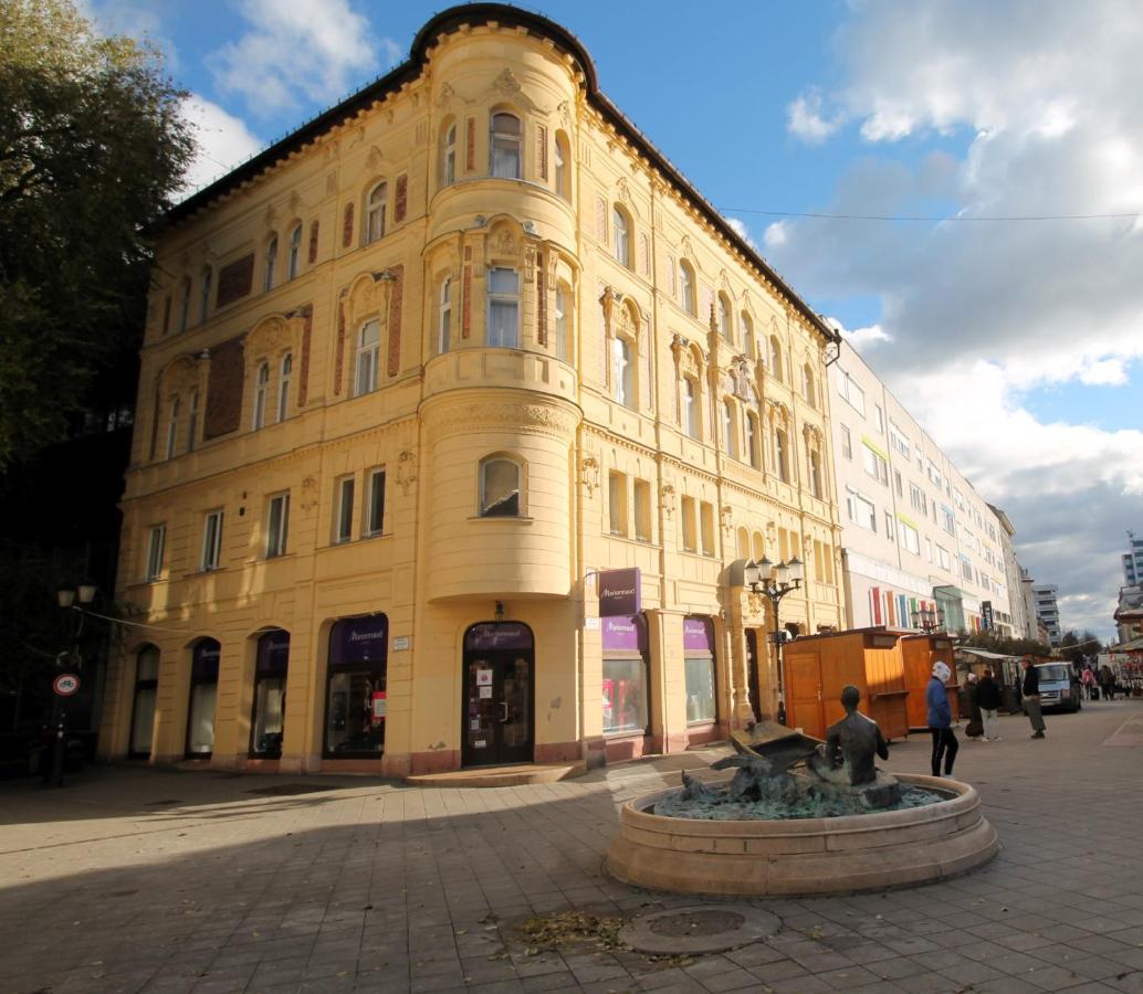 Modern Studio A Belvaros Koezepen Parkoloval- Kata Studioapartman Győr Zewnętrze zdjęcie