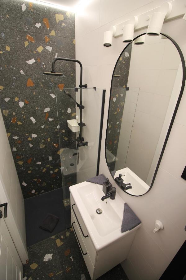 Modern Studio A Belvaros Koezepen Parkoloval- Kata Studioapartman Győr Zewnętrze zdjęcie