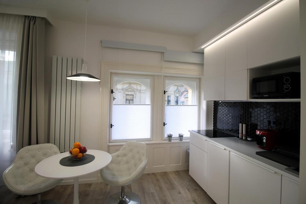 Modern Studio A Belvaros Koezepen Parkoloval- Kata Studioapartman Győr Zewnętrze zdjęcie