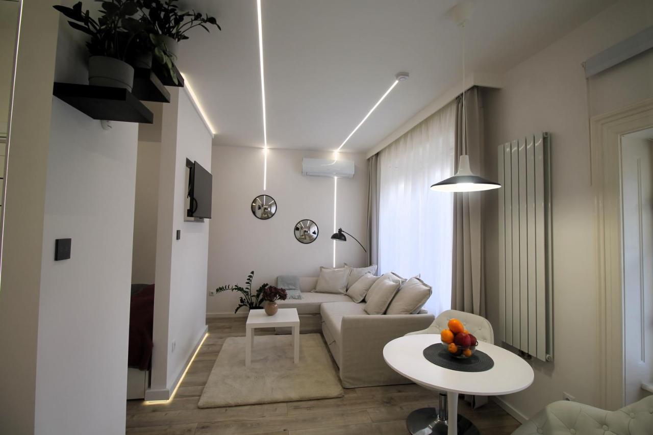 Modern Studio A Belvaros Koezepen Parkoloval- Kata Studioapartman Győr Zewnętrze zdjęcie